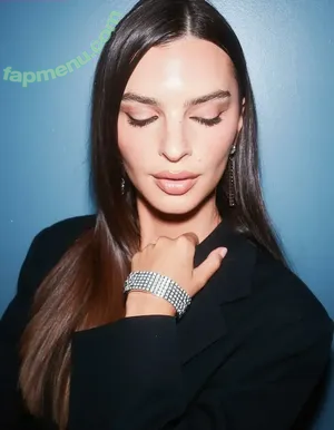 Emily Ratajkowski / emrata nude photo #9130