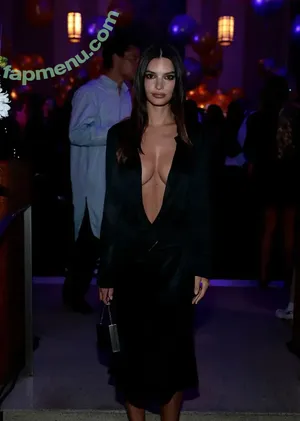 Emily Ratajkowski / emrata nude photo #9138