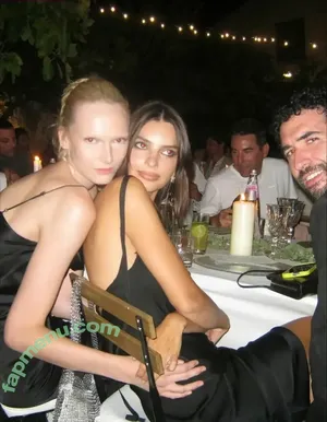 Emily Ratajkowski / emrata nude photo #9152