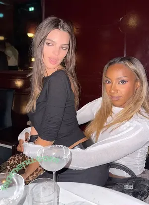 Emily Ratajkowski / emrata nude photo #9207