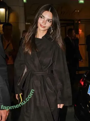 Emily Ratajkowski / emrata nude photo #9232