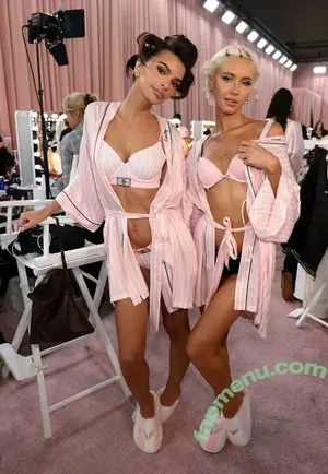 Emily Ratajkowski / emrata nude photo #9251