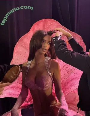 Emily Ratajkowski / emrata nude photo #9271