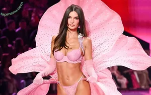 Emily Ratajkowski / emrata nude photo #9277