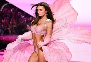 Emily Ratajkowski / emrata nude photo #9286