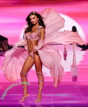 Emily Ratajkowski / emrata nude photo #9297