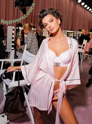 Emily Ratajkowski / emrata nude photo #9302