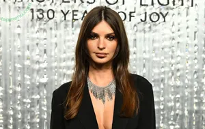 Emily Ratajkowski / emrata nude photo #9378