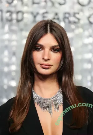 Emily Ratajkowski / emrata nude photo #9384