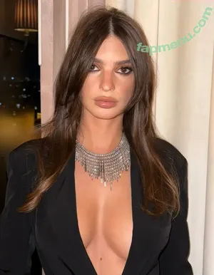 Emily Ratajkowski / emrata nude photo #9399
