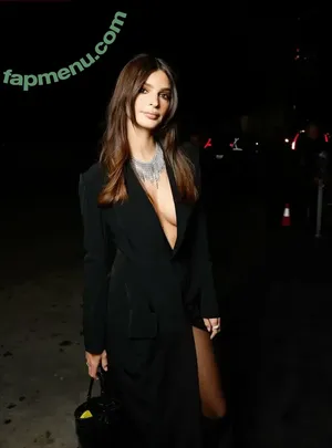 Emily Ratajkowski / emrata nude photo #9412