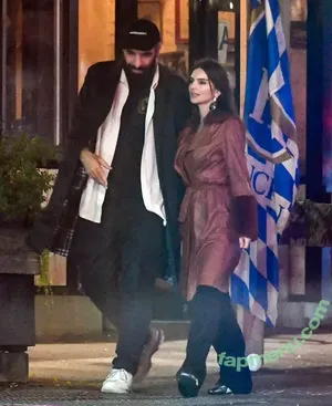 Emily Ratajkowski / emrata nude photo #9434