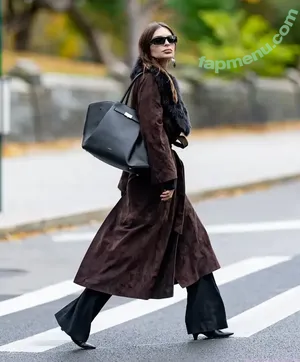 Emily Ratajkowski / emrata nude photo #9467