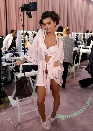 Emily Ratajkowski / Officialemilyratajkowski / emrata nude photo #9536