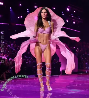 Emily Ratajkowski / Officialemilyratajkowski / emrata nude photo #9537