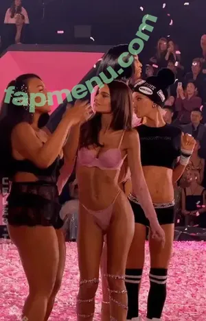 Emily Ratajkowski / Officialemilyratajkowski / emrata nude photo #9543