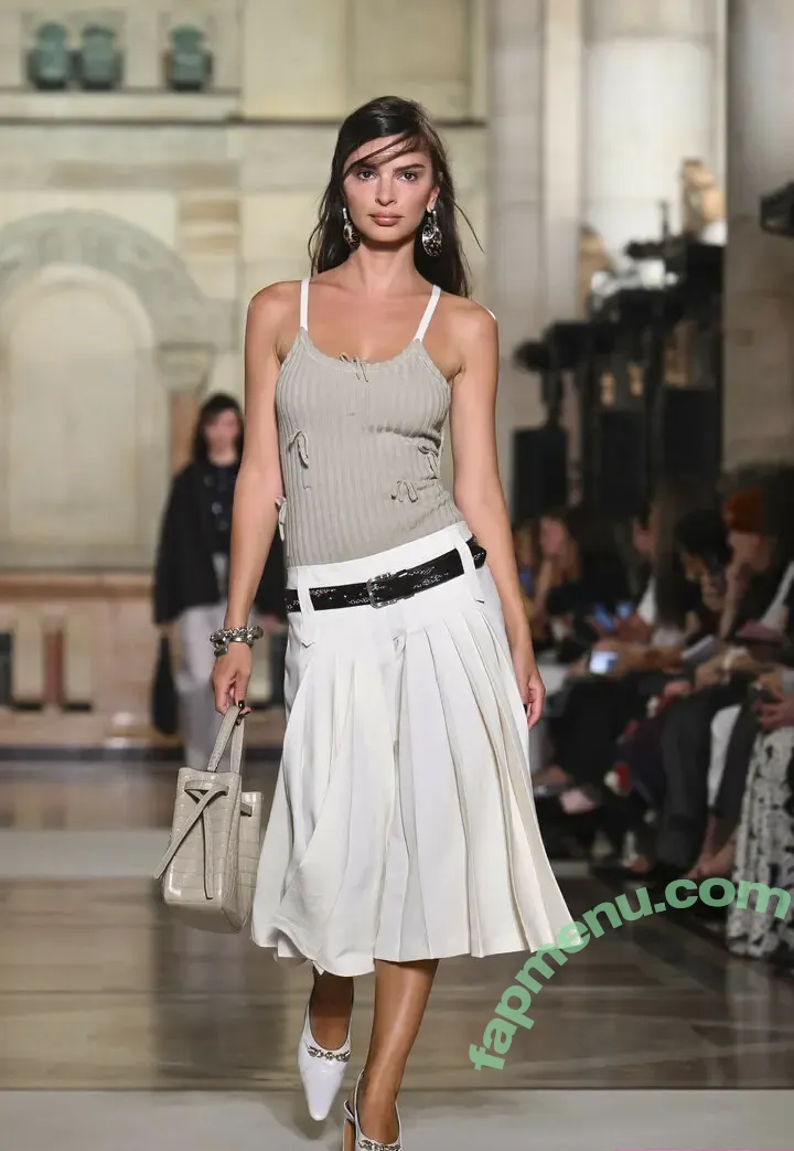 Emily Ratajkowski nude photo #9115 (emrata)