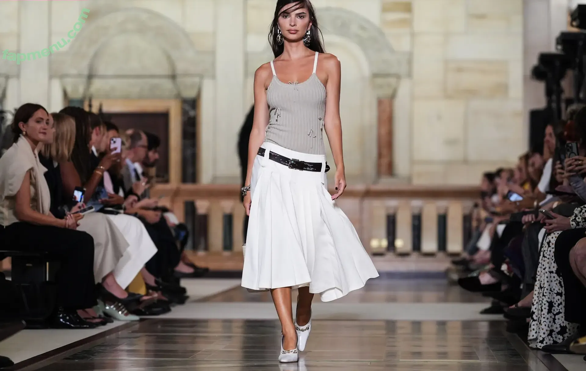 Emily Ratajkowski nude photo #9117 (emrata)