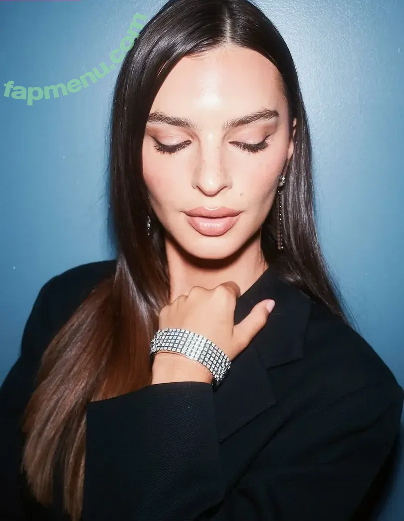 Emily Ratajkowski nude photo #9130 (emrata)