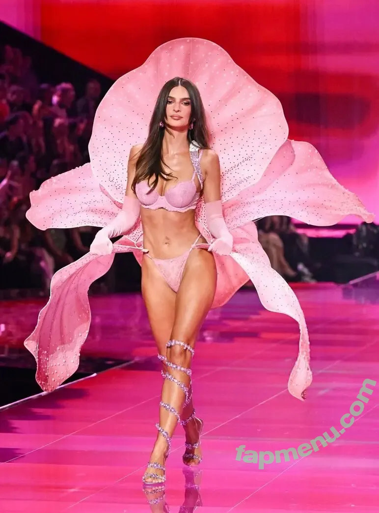 Emily Ratajkowski nude photo #9279 (emrata)