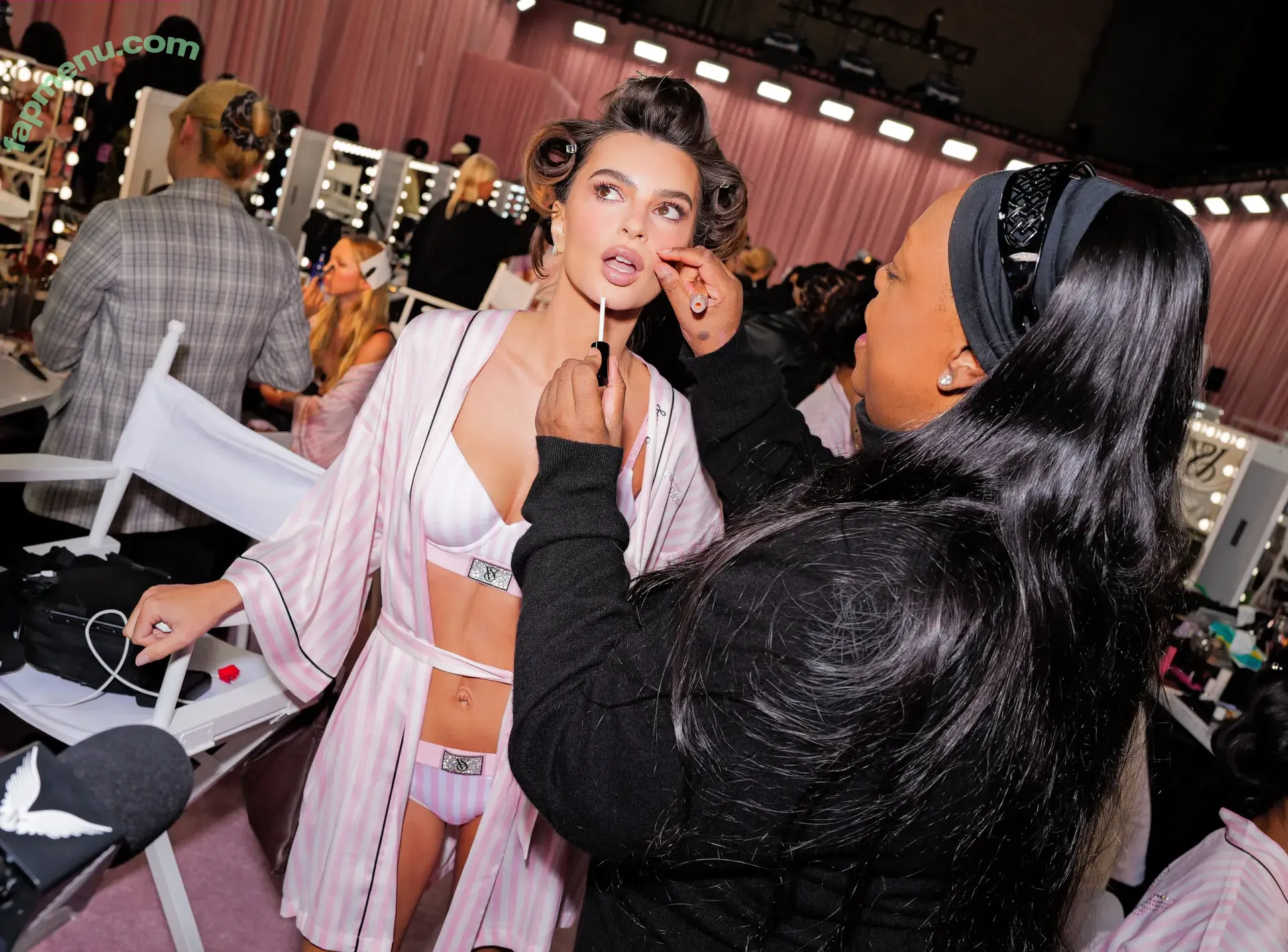 Emily Ratajkowski nude photo #9304 (emrata)