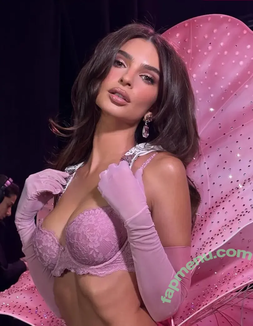 Emily Ratajkowski nude photo #9329 (emrata)