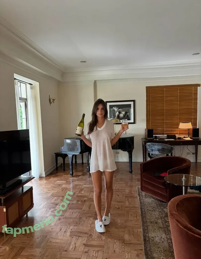 Emily Ratajkowski nude photo #9370 (emrata)