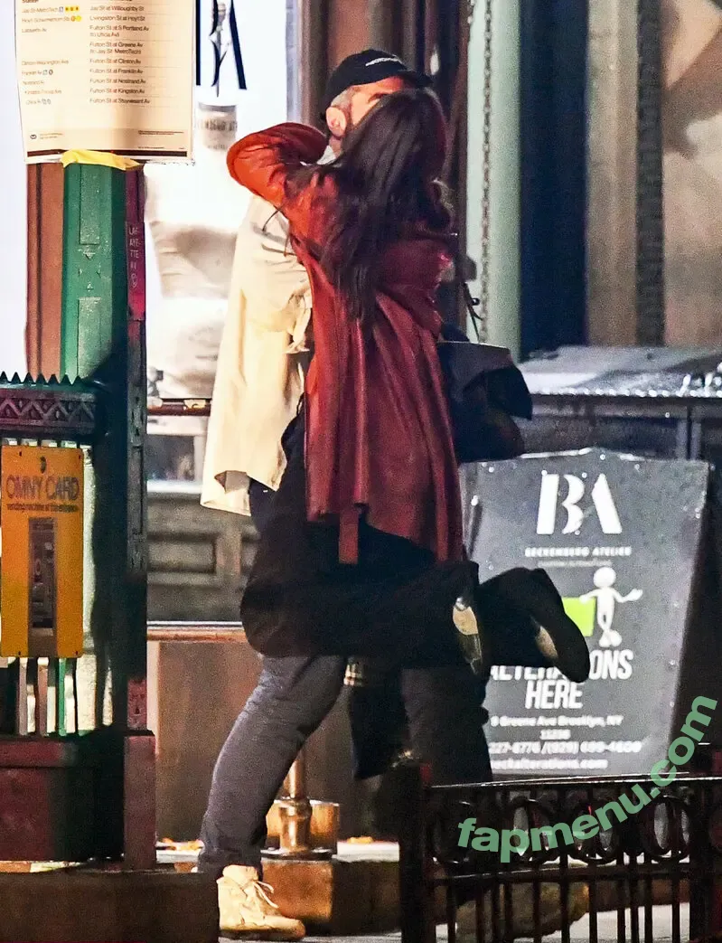 Emily Ratajkowski nude photo #9431 (emrata)