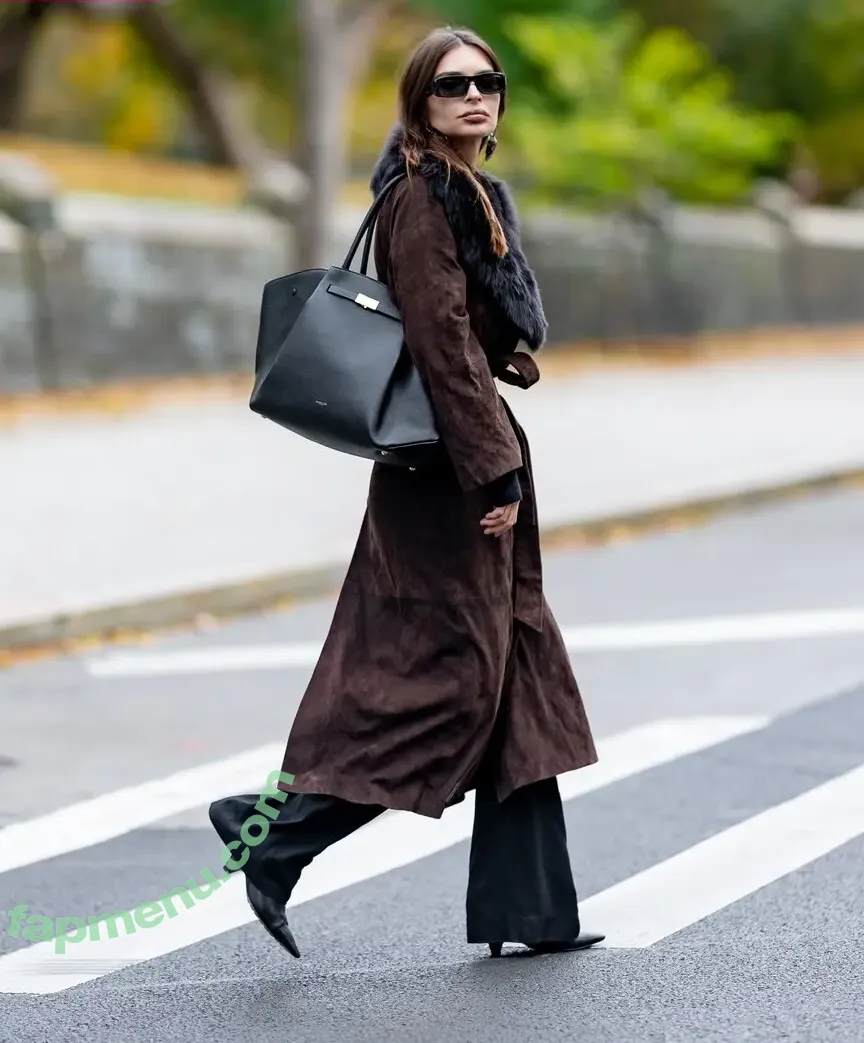 Emily Ratajkowski nude photo #9465 (emrata)