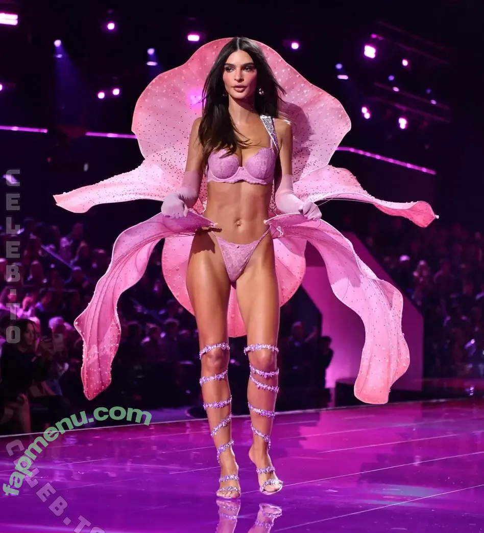 Emily Ratajkowski nude photo #9537 (Officialemilyratajkowski / emrata)