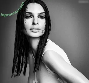 Emily Ratajkowski / emrata nude photo #8344