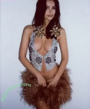 Emily Ratajkowski / emrata nude photo #8351