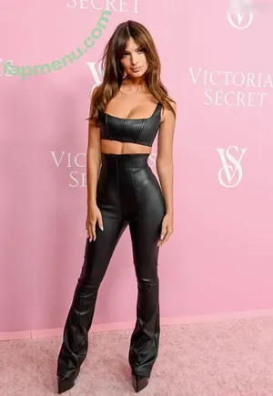 Emily Ratajkowski / emrata nude photo #8359