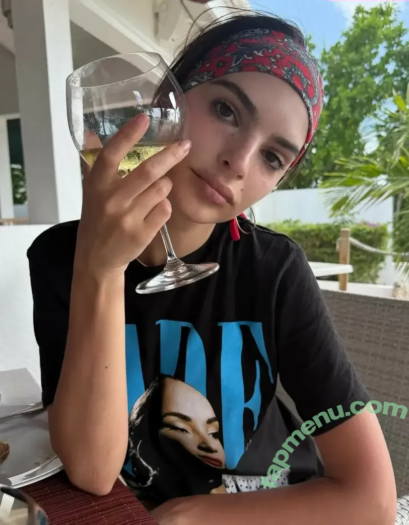 Emily Ratajkowski nude photo #8660 (emrata)
