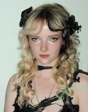 Emily Roberts / The Last Dinner Party / emilyrobertsguitarist nude photo #0021