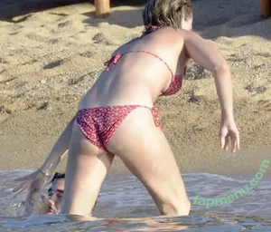 Emily VanCamp / emilyvancamp nude photo #0162