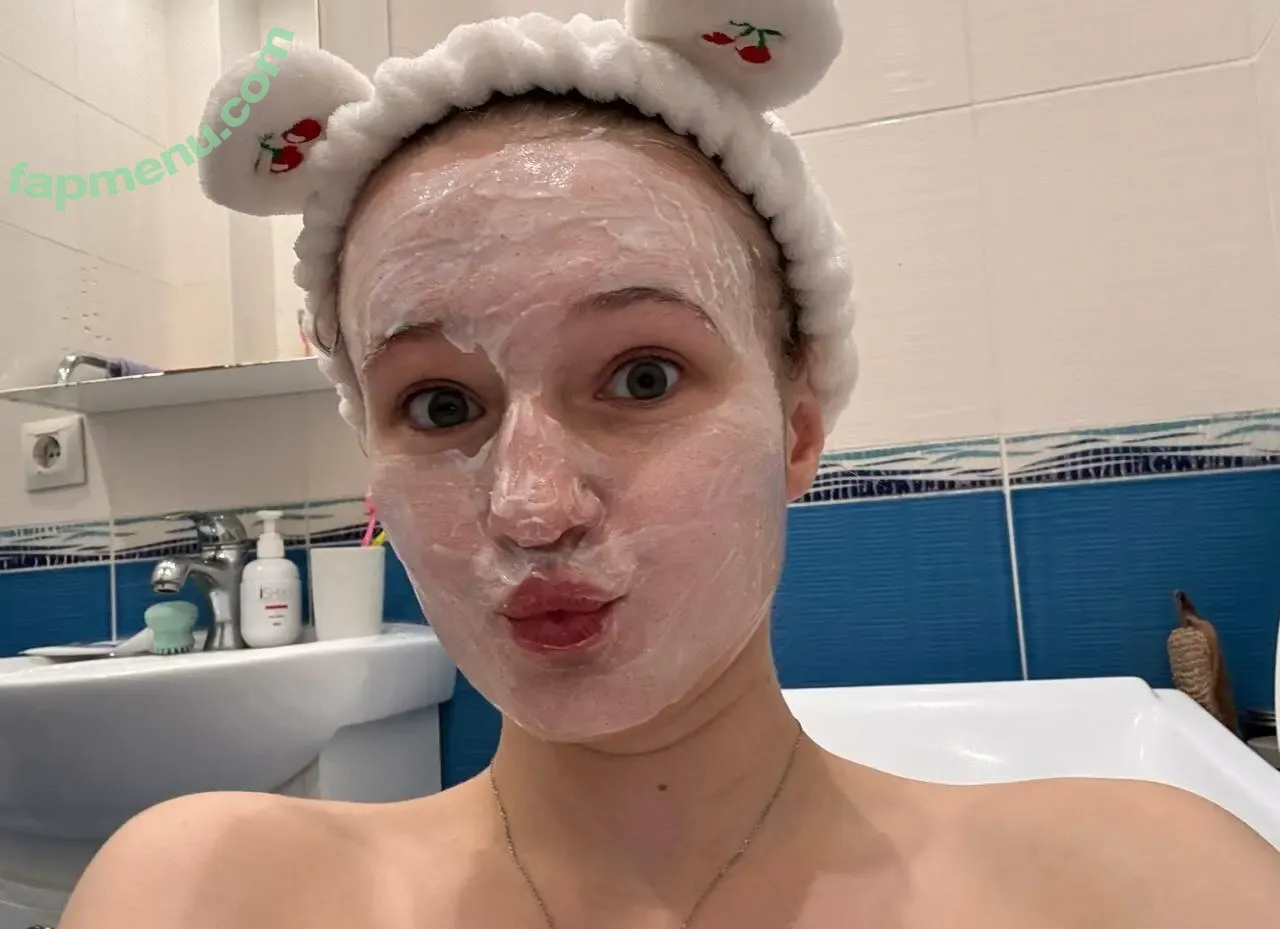 emilyhewell nude photo #0031 (emhellewell)