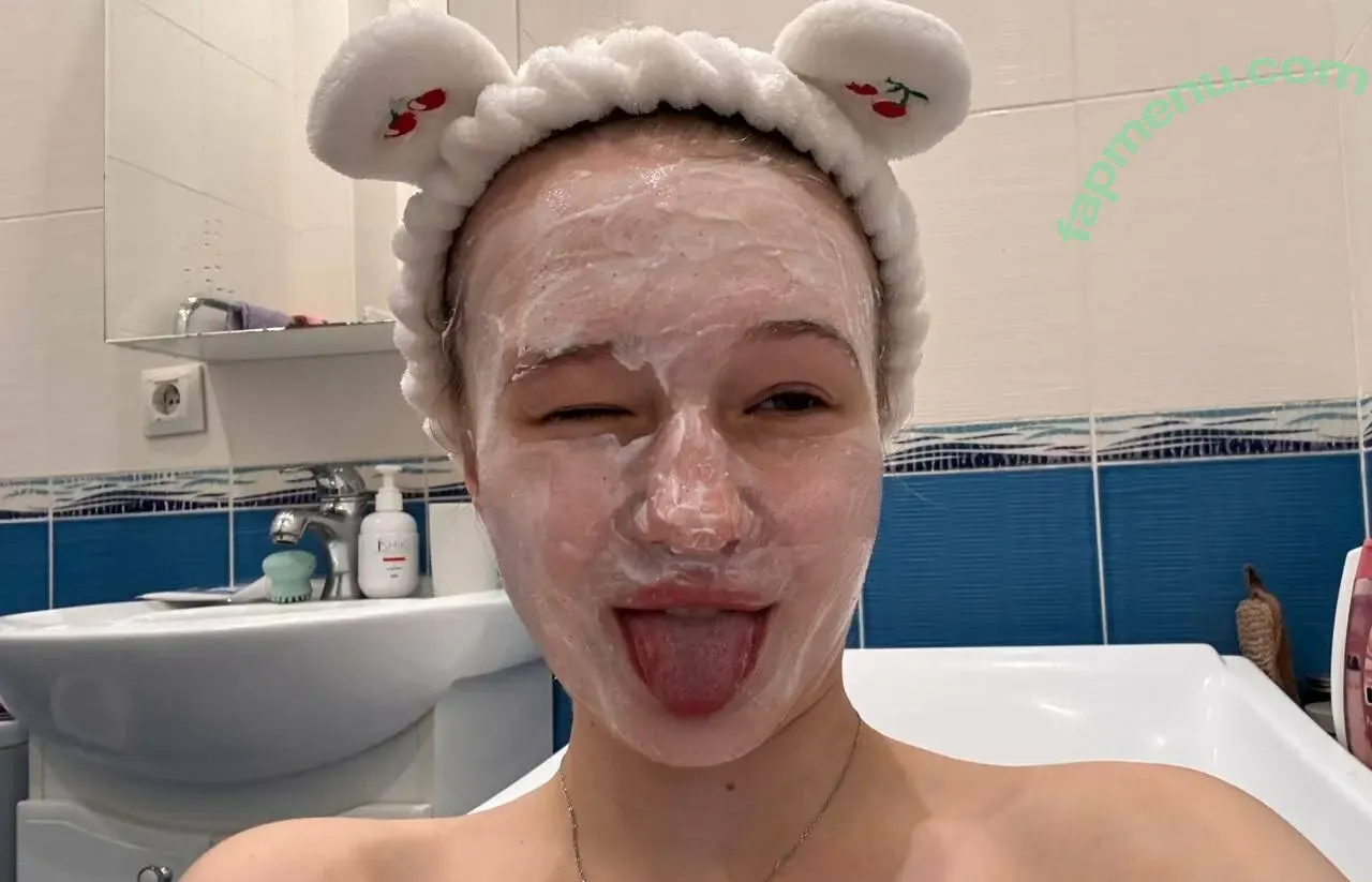 emilyhewell nude photo #0043 (emhellewell)