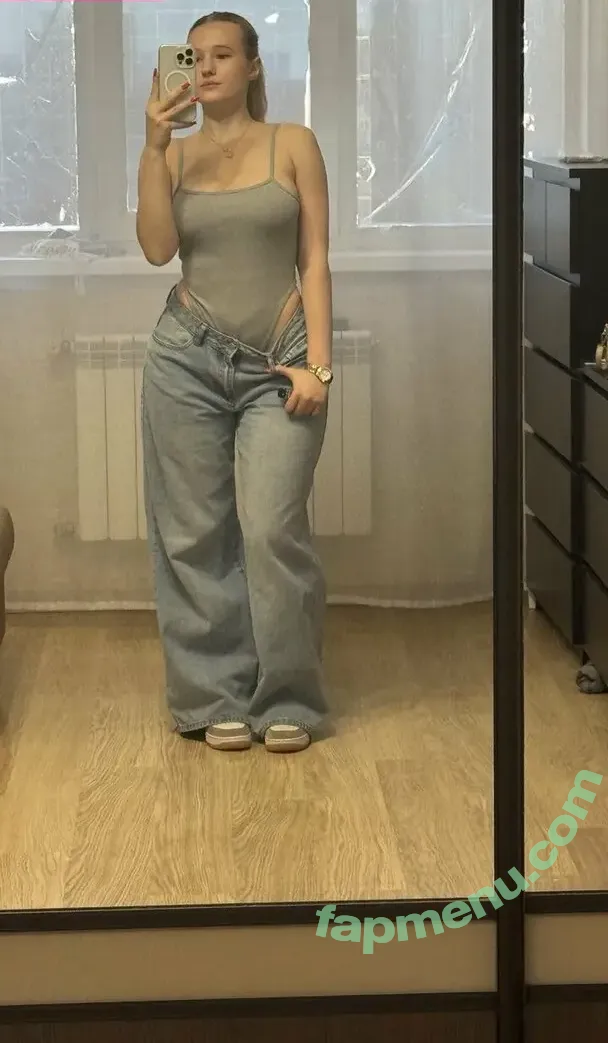 emilyhewell nude photo #0051 (emhellewell)