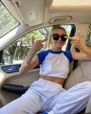 Emma Chamberlain / emmachamberlain nude photo #0009