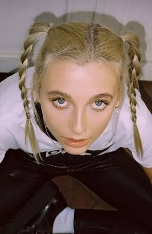 Emma Chamberlain / emmachamberlain nude photo #0142