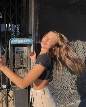 Emma Chamberlain / emmachamberlain nude photo #0209