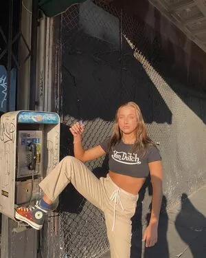 Emma Chamberlain / emmachamberlain nude photo #0210