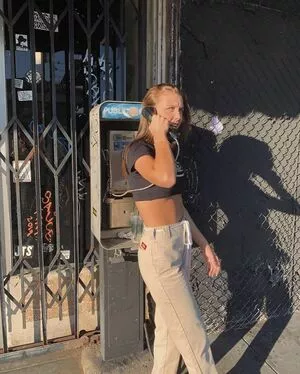Emma Chamberlain / emmachamberlain nude photo #0213