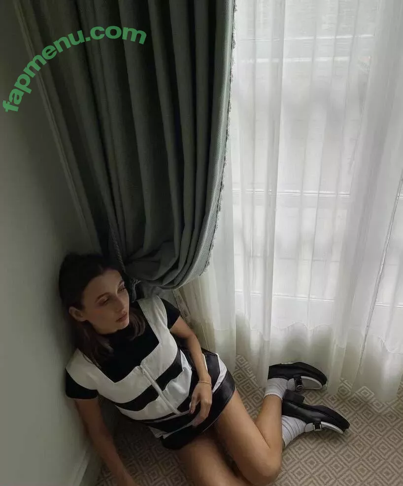 Emma Chamberlain nude photo #0114 (emmachamberlain)