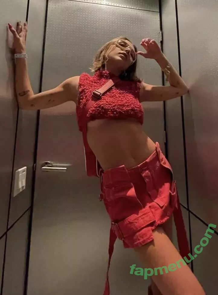 Emma Chamberlain nude photo #0120 (emmachamberlain)