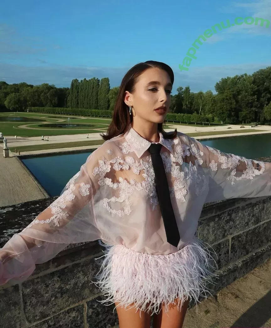 Emma Chamberlain nude photo #0164 (emmachamberlain)