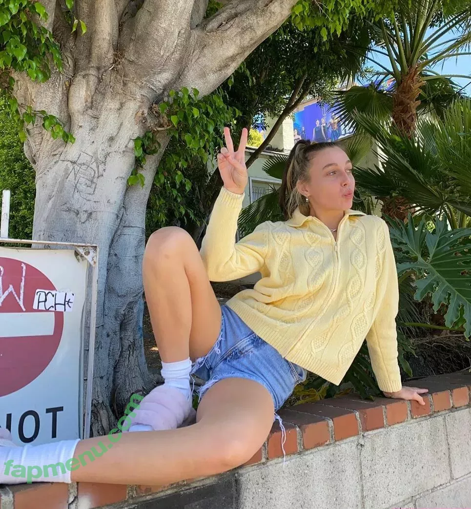 Emma Chamberlain nude photo #0197 (emmachamberlain)