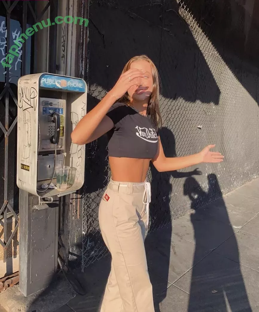 Emma Chamberlain nude photo #0207 (emmachamberlain)