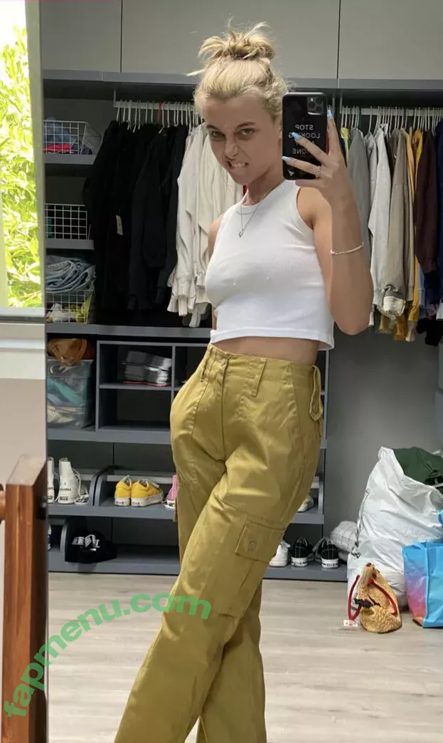 Emma Chamberlain nude photo #0244 (emmachamberlain)